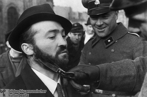 Ein SD-Mann schneidet einem Warschauer Juden den Bart ab (Oktober 1939)